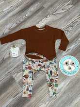 Load image into Gallery viewer, 3m - 12m Grow-With-Me SET!!! (Light mushrooms pants with rust Sweatshirt)
